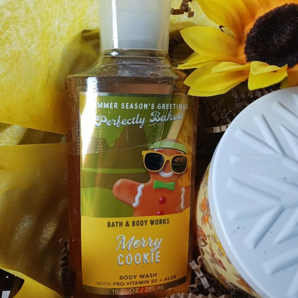 Bath & Body Works 3 Wick Candle MERRY COOKIE Gift Set -body wash, lotion, candle